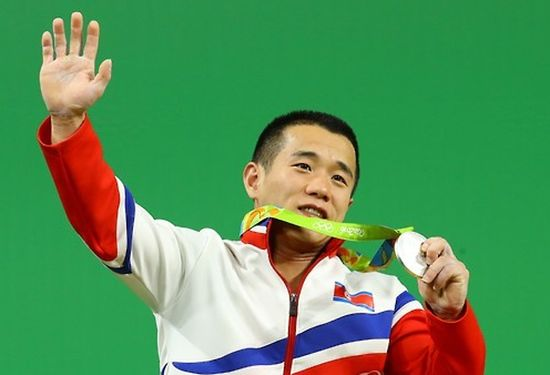 严润哲，朝鲜举重台上的钢铁意志，一个时代的沉默见证者